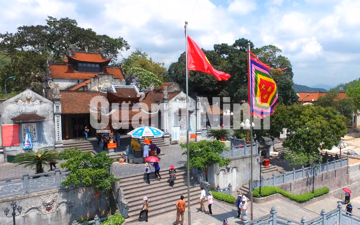 Người dân viếng lễ tại đền Cửa Ông (7-2019). Ảnh: Khánh Giang