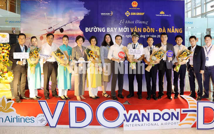 Lãnh đạo Cảng hàng không quốc tế Vân Đồn tặng hoa chúc mừng phi hành đoàn chuyến bay Vân Đồn - Đà Nẵng (11-2019). Ảnh: Hùng Sơn
