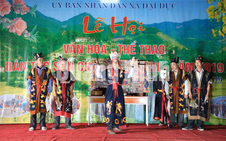 Các thầy cúng tái hiện trích đoạn lễ cầu mùa trong Lễ hội văn hoá, thể thao dân tộc Sán Chỉ huyện Tiên Yên lần thứ XIII - 2019. Ảnh: Công Thành