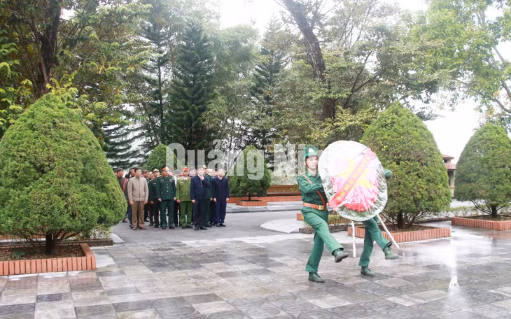 Chủ tịch UBND tỉnh Nguyễn Tường Văn cùng đoàn công tác dâng hương, dâng hoa tại Đài tưởng niệm các anh hùng liệt sỹ Pò Hèn (12-2020). Ảnh: Mạnh Trường