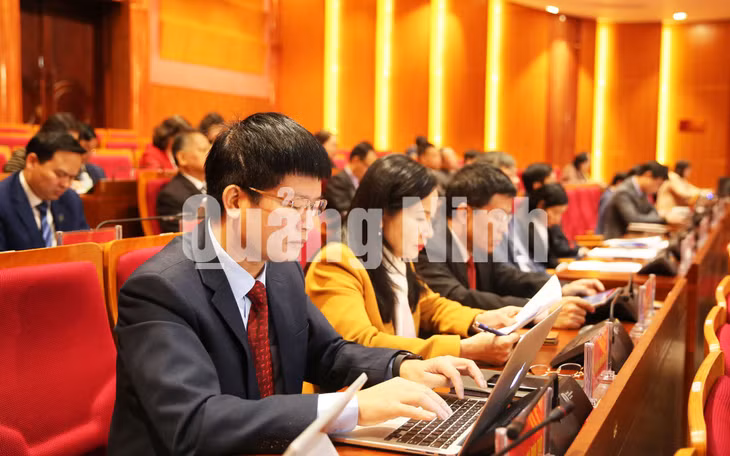 Các đại biểu nghiên cứu tài liệu kỳ họp (12-2019). Ảnh: Hùng Sơn