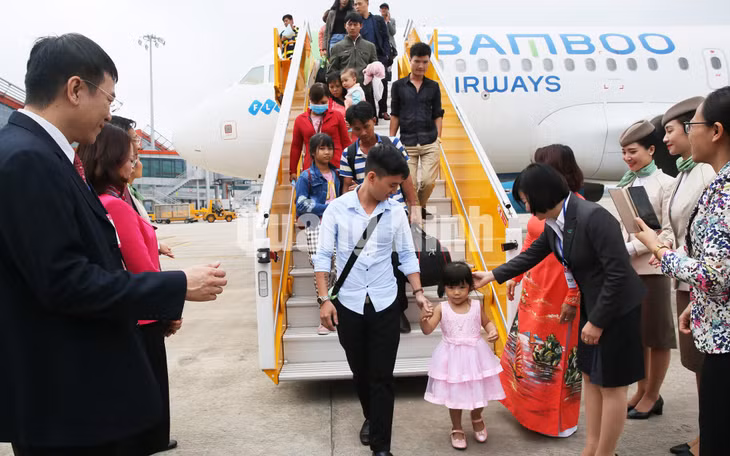 Những vị khách đầu tiên của Bamboo Airways tại Cảng hàng không quốc tế Vân Đồn (2-2-2019). Ảnh: Đỗ Phương