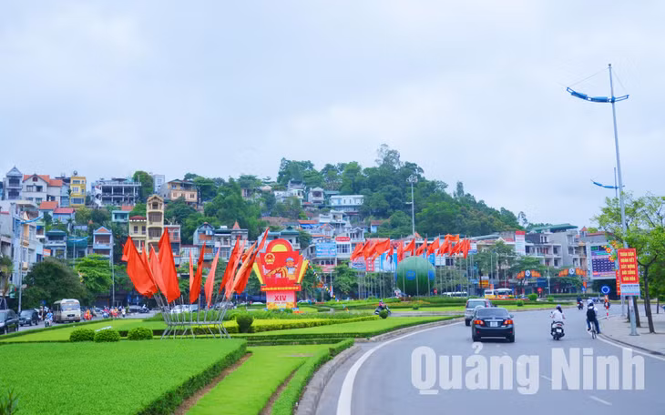 Đường phố TP Hạ Long rực rỡ cờ hoa, tranh cổ động, pano tuyên truyền về ngày bầu cử. Ảnh: Hoài Anh