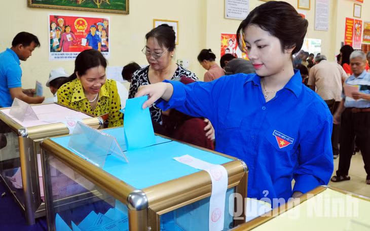 Cử tri trẻ Nguyễn Vũ Anh Phương, 18 tuổi, học sinh lớp 12 văn, Trường THPT Chuyên Hạ Long lần đầu đi bỏ phiếu tại khu vực bỏ phiếu số 1, phường Hồng Hà (TP Hạ Long). Ảnh: Hữu Duy