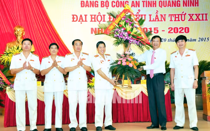 Đồng chí Nguyễn Văn Đọc, Bí thư Tỉnh ủy, Chủ tịch HĐND tỉnh tặng hoa chúc mừng Đại hội