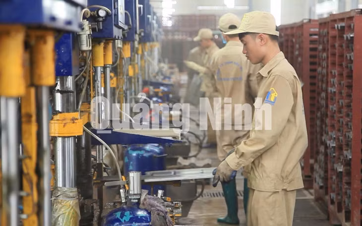 Sản xuất ngói không nung từ tro xỉ thải tại Công ty Cổ phần Thanh Tuyền Group (11-2019). Ảnh: Nguyễn Hoa
