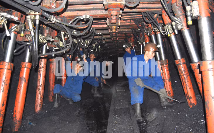 Khai thác than tại lò chợ. Ảnh: Quang Việt