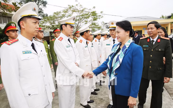 Chủ tịch Quốc hội Nguyễn Thị Kim Ngân thăm, tặng quà cán bộ chiến sỹ Công an huyện huyện Hải Hà.