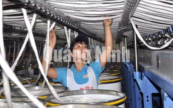 Sản xuất sợi tại Công ty TNHH Khoa học kỹ thuật Texhong Ngân Hà. Ảnh: Hữu Việt