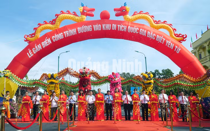Các đại biểu cắt băng khánh thành, gắn biển công trình Đường vào Khu di tích Quốc gia đặc biệt Yên Tử (9-2020). Ảnh: Huyền Trang (Trung tâm TT&amp;VH TP Uông Bí).JPG