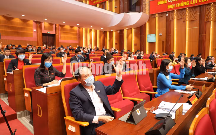 Đại biểu HĐND tỉnh biểu quyết thông qua 27 nghị quyết quan trọng.