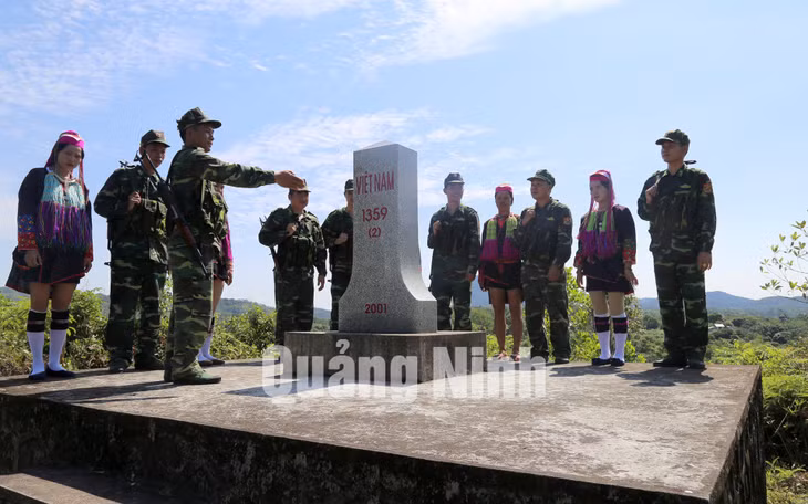 Cán bộ, chiến sĩ Đồn Biên phòng Bắc Sơn phối hợp cùng nhân dân xã Bắc Sơn tuần tra, kiểm soát khu vực biên giới (12-2019). Ảnh: Hữu Việt