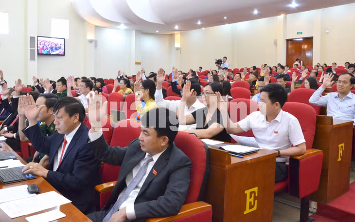 Các đại biểu biểu quyết thông qua dự thảo Nghị quyết tại kỳ họp.