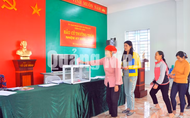 Cử tri thôn Nà Làng, thị trấn Bình Liêu, huyện Bình Liêu bỏ phiếu bầu trưởng thôn nhiệm kỳ 2020-2022 (1-2020). Ảnh: Minh Hà