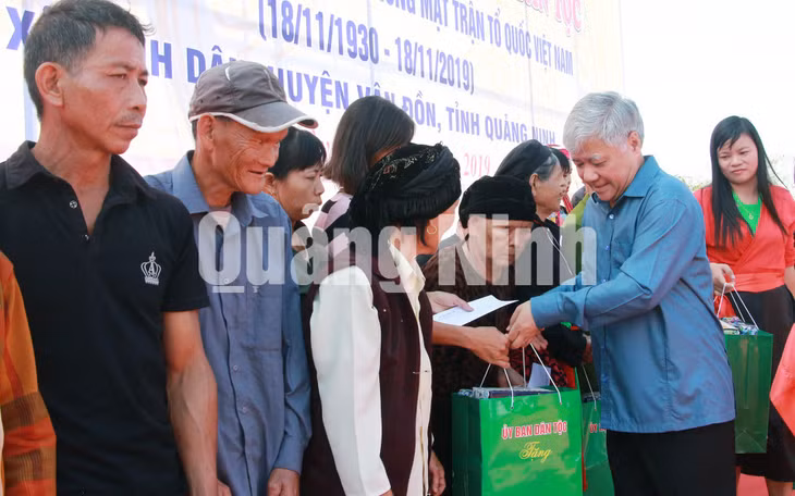 Bộ trưởng, Chủ nhiệm Ủy ban Dân tộc Đỗ Văn Chiến tặng quà cho các hộ gia đình, cá nhân tiêu biểu trên địa bàn xã (11-2019). Ảnh: Mạnh Trường