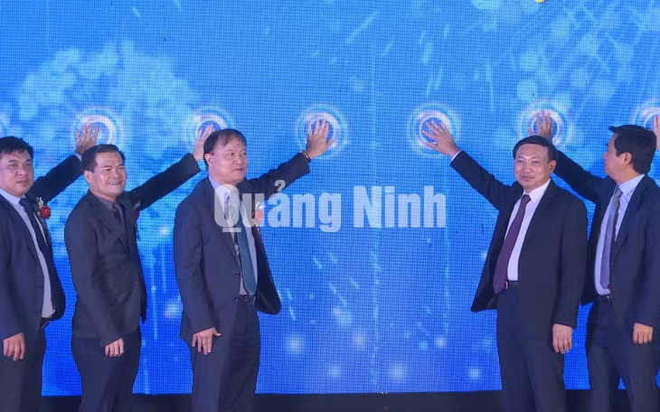 Các đồng chí lãnh đạo thực hiện nghi thức khai mạc hội chợ (12-2020). Ảnh: Dương Hương