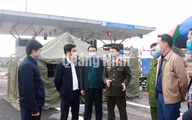 Chủ tịch UBND tỉnh Nguyễn Tường Văn kiểm tra khu cách ly tại Cảng hàng không quốc tế Vân Đồn (1-2021). Ảnh: Mạnh Trường