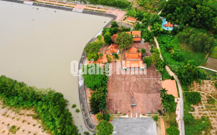 Quần thể đền thờ Trần Hưng Đạo và miếu Vua Bà nhìn từ trên cao (10-2018). Ảnh: Hùng Sơn