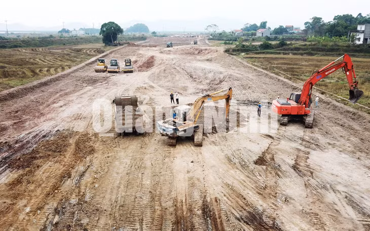 Thi công cao tốc Vân Đồn - Móng Cái (đoạn qua huyện Tiên Yên) (12-2019). Ảnh: Đỗ Phương