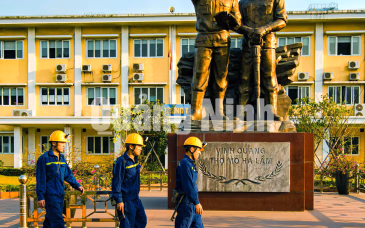 Thợ lò Hà Lầm vào ca (5-2020). Ảnh: Dương Phượng Đại