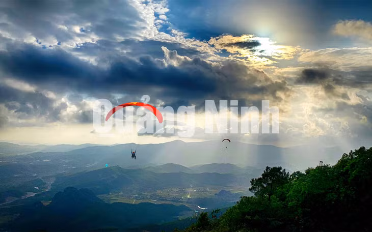 Trải nghiệm bay dù lượn tại xã Sơn Dương, huyện Hoành Bồ (1-2019). Ảnh: Hùng Sơn