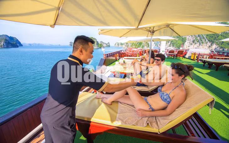 Du khách quốc tế nghỉ ngơi thư giãn trên tầu du lịch (9-2017). Ảnh: Đào Linh
