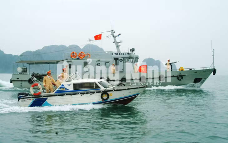 CSGT đường thủy (Công an tỉnh) tuần tra trên Vịnh (3-2018). Ảnh: Đỗ Giang