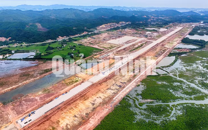 Thi công đường băng Cảng hàng không quốc tế Vân Đồn dài 3km. Ảnh: Đỗ Phương