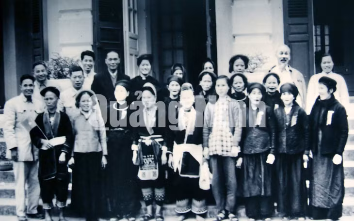 Chủ tịch Hồ Chí Minh chụp ảnh lưu niệm với các đại biểu dân tộc thiểu số tỉnh Hải Ninh (2-1960).