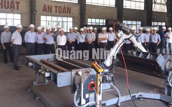 Đầu tư trang thiết bị máy móc hiện đại để sản xuất xích - sản phẩm truyền thống của đơn vị. Ảnh: Thanh Hằng