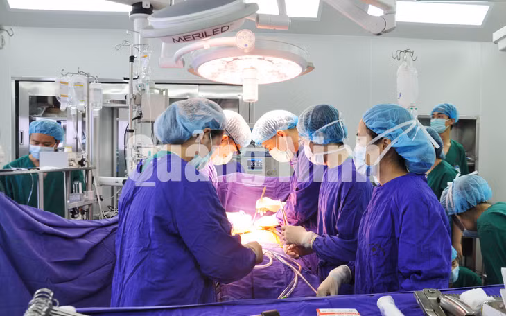 Ca phẫu thuật tim hở đầu tiên tại Bệnh viện (tháng 5-2016). Ảnh: Hoàng Quý