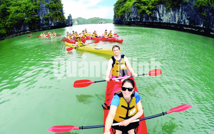 Du khách chèo thuyền Kayak tham quan Vịnh Hạ Long (7-2018). Ảnh: Anh Trần