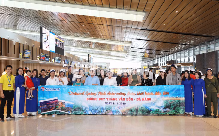 Những hành khách đầu tiên bay chuyến Vân Đồn - Đà Nẵng (11-2019). Ảnh: Hùng Sơn