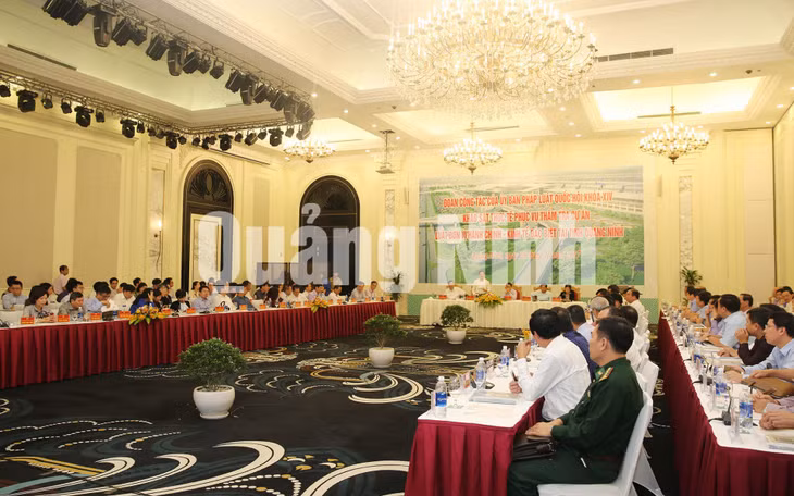 Quang cảnh buổi làm việc.