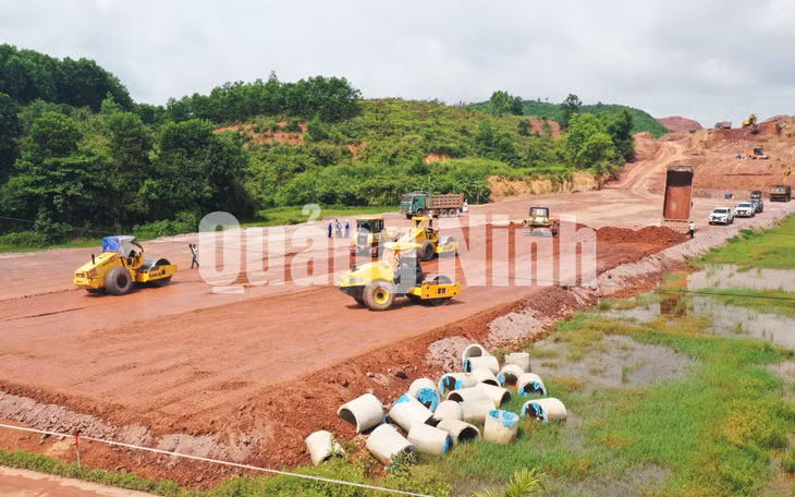 Thi công cao tốc Vân Đồn - Móng Cái (7-2020). Ảnh: Đỗ Phương