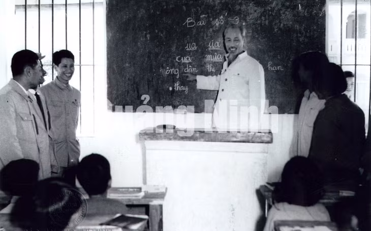 Chủ tịch Hồ Chí Minh thăm một lớp học của Trường Tiểu-Trung học Hoa Văn.