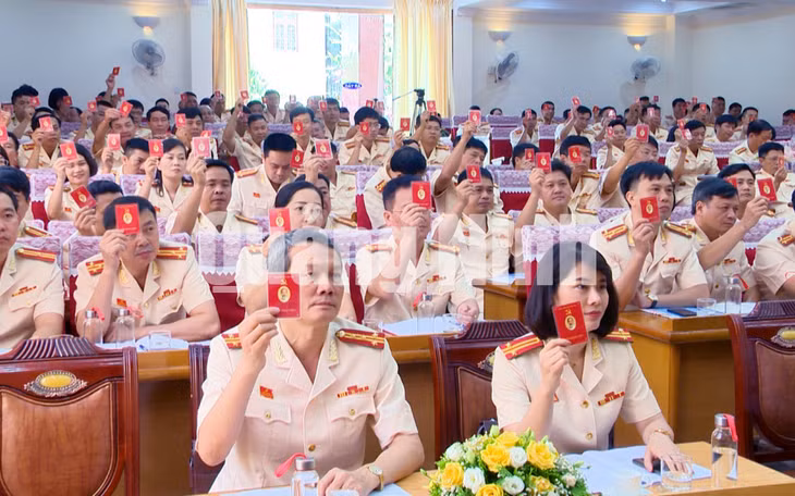 Các đại biểu biểu quyết thông qua Nghị quyết Đại hội Đại biểu Đảng bộ Công an tỉnh khóa XXIII, nhiệm kỳ 2020 - 2025 (7-2020). Ảnh: Mạnh Trường