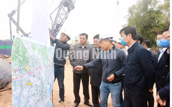 Chủ tịch UBND tỉnh Nguyễn Tường Văn nghe đơn vị thi công báo cáo tiến độ thi công cao tốc Vân Đồn - Móng Cái (12-2020). Ảnh: Mạnh Trường