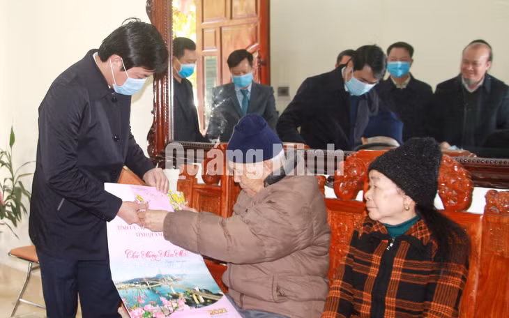 Chủ tịch UBND tỉnh Nguyễn Tường Văn tặng quà, chúc Tết hộ gia đình ông Nguyễn Văn Quyên, gia đình chính sách tại phường Hải Hòa, TP Móng Cái (1-2021). Ảnh: Mạnh Trường