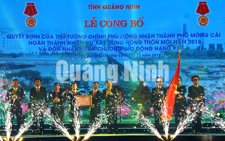 Phó Bí thư Thường trực Tỉnh ủy Ngô Hoàng Ngân trao Huân chương Lao động hạng Ba cho Đảng bộ, chính quyền và nhân dân TP Móng Cái (11-2019). Ảnh: Hữu Việt