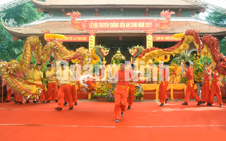 Màn múa rồng mở màn Lễ hội truyền thống đền An Sinh (10-2017). Ảnh: Minh Hà
