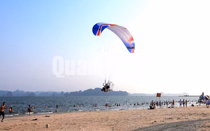Du khách Bay trên Vịnh Hạ Long (12-2019). Ảnh: Khánh Giang