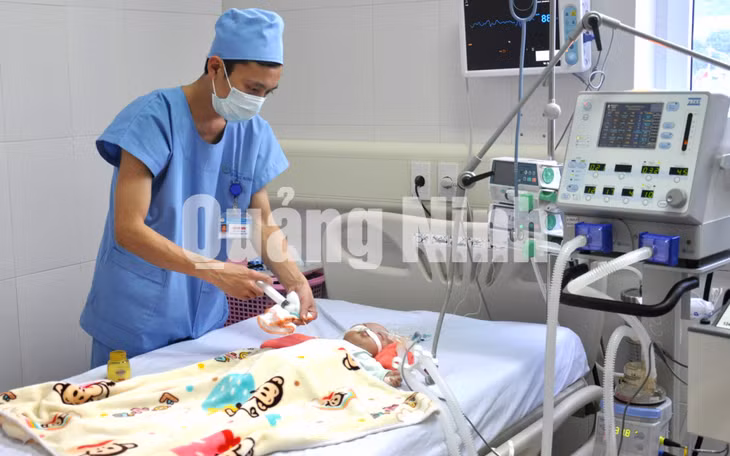 Khám chữa bệnh cho bệnh nhi tại bệnh viện. Ảnh: Hoàng Quý