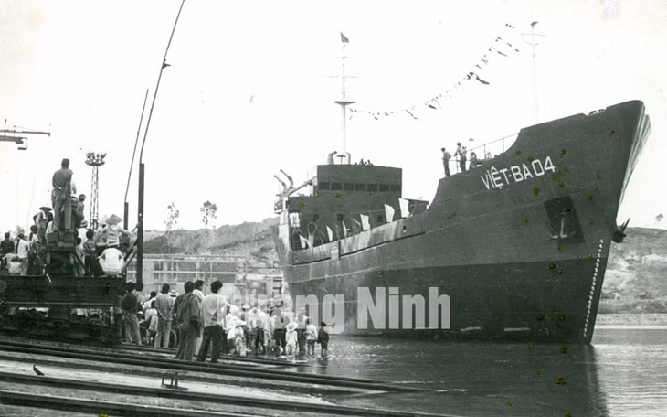 Hạ thủy tàu Việt Ba năm 1983.