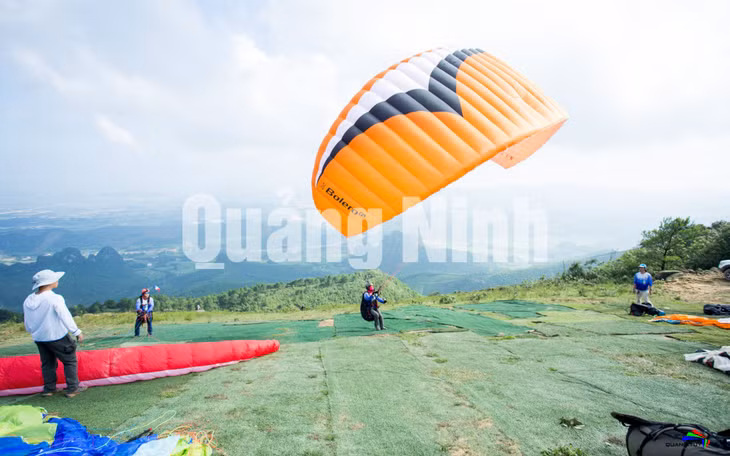 Bay dù tại xã Sơn Dương, Hoành Bồ (8-2019). Ảnh: Tư Liệu