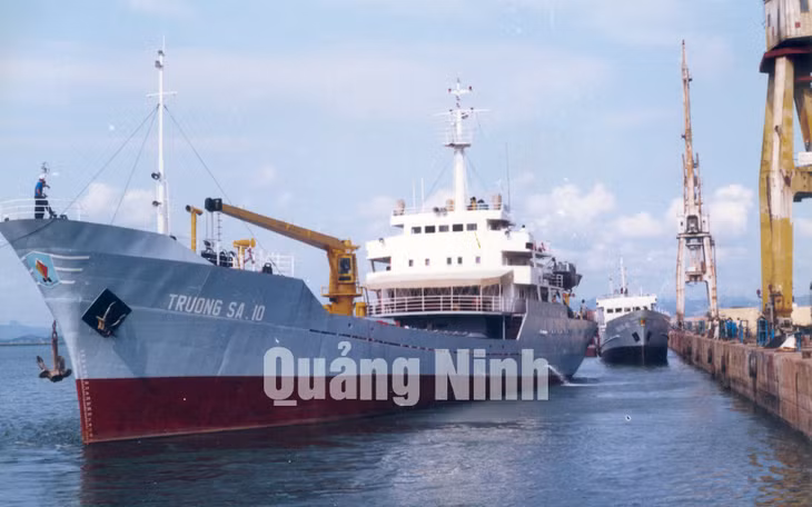 Tàu trường sa 10 bàn giao cho Bộ Tư lệnh Hải quân đang rời cầu tàu của Nhà máy Đóng tàu Hạ Long.