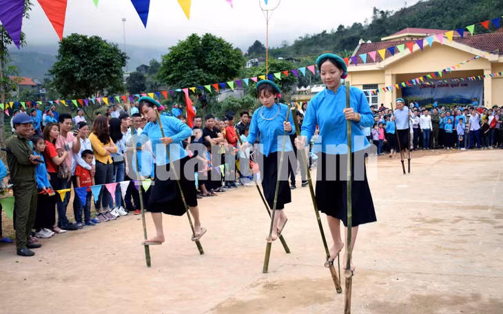 Đi cà kheo, môn thi tạo ra nhiều tiếng cười vui vẻ trong trong Lễ hội văn hoá, thể thao dân tộc Sán Chỉ huyện Tiên Yên lần thứ XIII - 2019. Ảnh: Công Thành