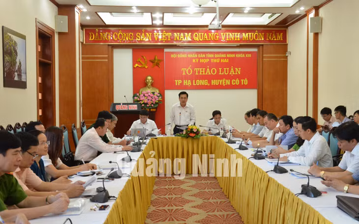 Đại biểu các tổ tập trung thảo luận, góp nhiều ý kiến liên quan đến dự thảo các Nghị quyết tại kỳ họp