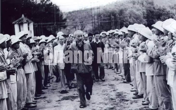 Chủ Tịch Hồ Chí Minh thăm Sở chỉ huy Trung đoàn 244.