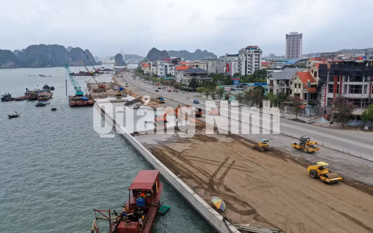 Thi công tuyến đường bao biển Trần Quốc Nghiễn (12-2019). Ảnh: Hùng Sơn